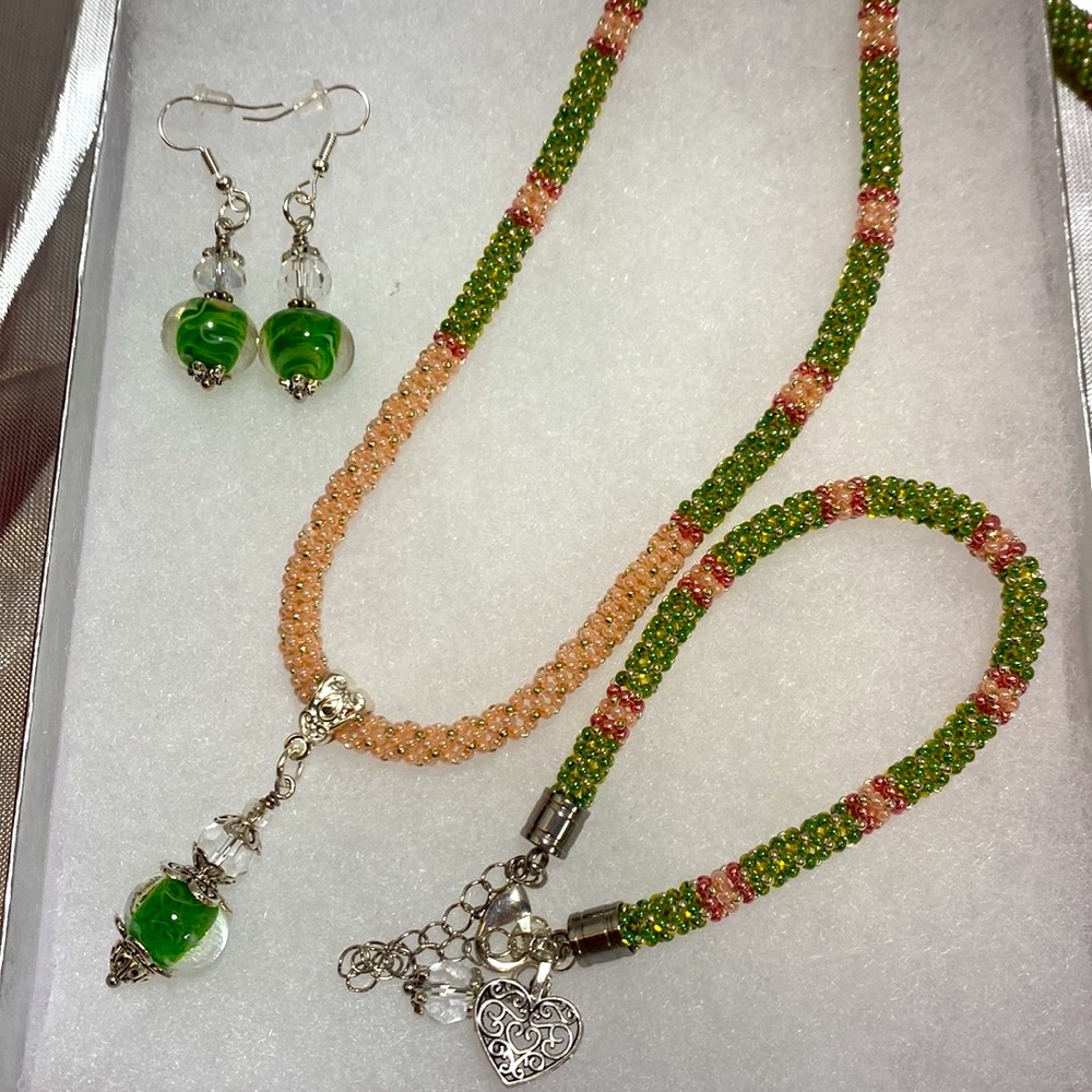 NEW!  PEACHY KEEN COLLECTION Handcrafted JFTH Necklace/Bracelet/Earrings Set